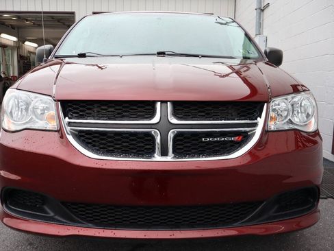 Used 2017 Dodge Grand Caravan SE FWD image 2