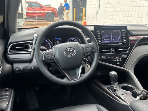 Used 2022 Toyota Camry SE image 2