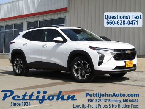 Used 2025 Chevrolet Trax LT image 1