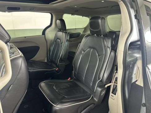 Used 2021 Chrysler Pacifica Limited AWD/4WD image 19