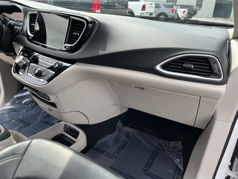 Used 2023 Chrysler Pacifica Touring-L FWD image 34