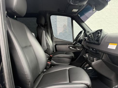 Used 2023 Mercedes-Benz Sprinter 2500 image 14