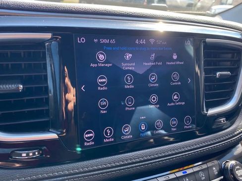 Used 2019 Chrysler Pacifica Limited w/ Tire & Wheel Group FWD image 18