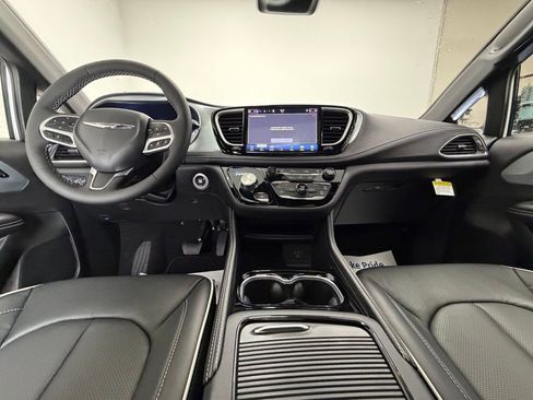New 2026 Chrysler Pacifica Limited FWD image 12