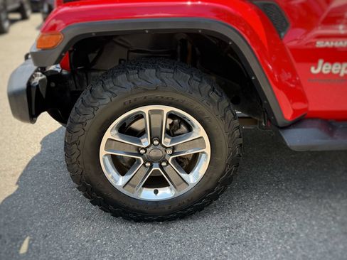 Used 2018 Jeep Wrangler Unlimited Sahara AWD/4WD image 18