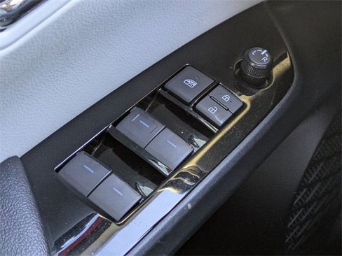 Used 2019 Toyota Prius LE image 21