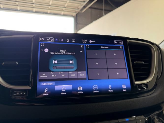 Used 2024 Chrysler Pacifica Touring-L FWD image 17