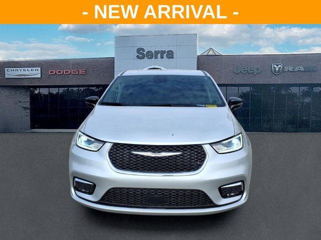 Used 2024 Chrysler Pacifica Limited FWD image 2