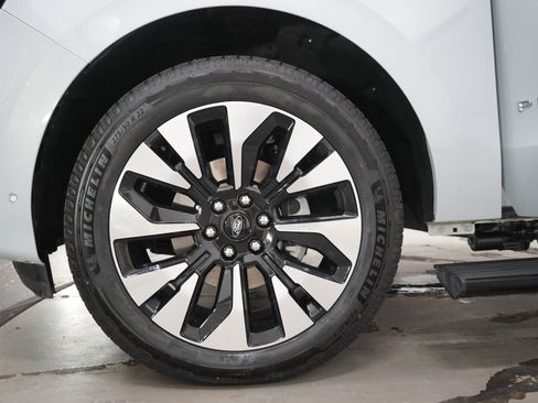 Used 2025 Ford Expedition Max Platinum w/ Driver's Package AWD/4WD image 36