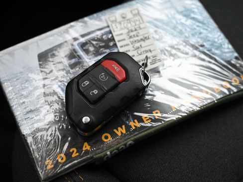 Used 2024 Jeep Wrangler Unlimited AWD/4WD image 37