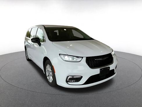 Used 2024 Chrysler Pacifica Touring-L image 3