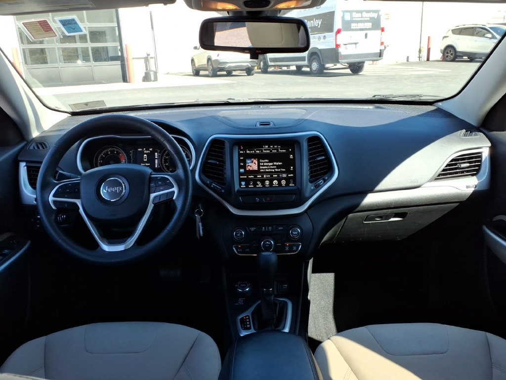 Used 2018 Jeep Cherokee Latitude AWD/4WD image 17