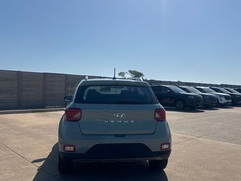 Used 2025 Hyundai Venue SEL FWD image 17