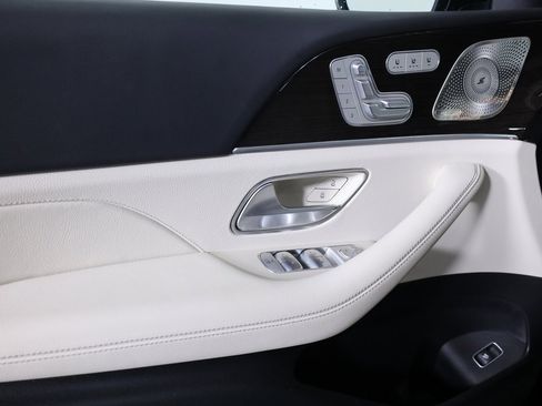 Used 2025 Mercedes-Benz GLS 450 4MATIC image 9