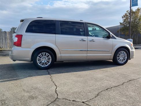 Used 2012 Chrysler Town & Country Limited w/ Luxury Group image 13