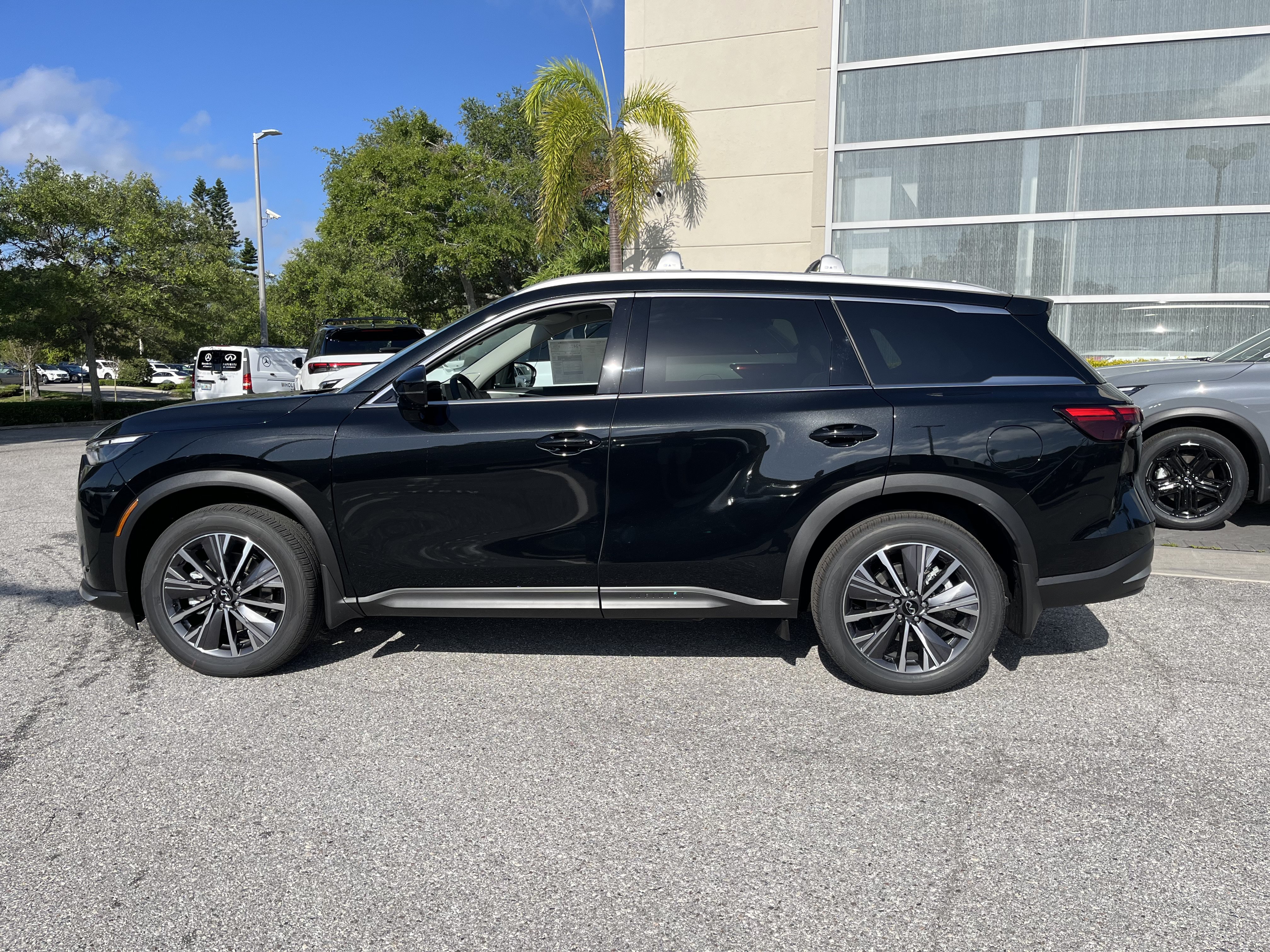New 2027 INFINITI QX60 Luxe w/ Cargo Package FWD image 2