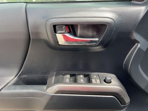 Used 2019 Toyota Tacoma TRD Sport AWD/4WD image 17
