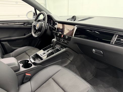 Certified 2025 Porsche Macan image 22