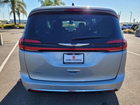 Used 2024 Chrysler Pacifica Touring-L image 5