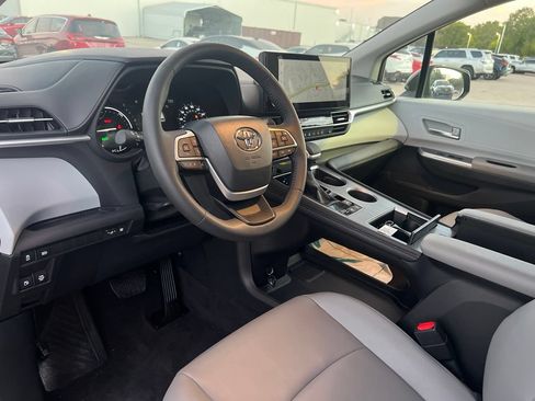 Used 2025 Toyota Sienna XLE FWD image 8