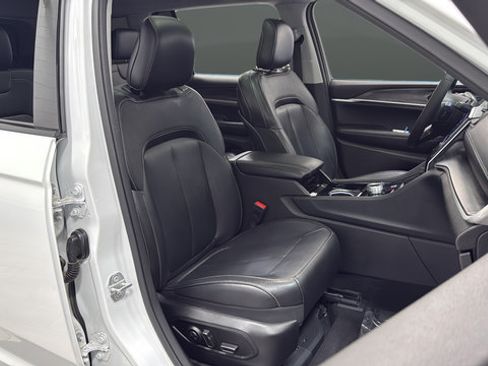 Used 2023 Jeep Grand Cherokee L Limited w/ Black Appearance Package AWD/4WD image 24