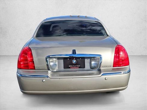 Used 2003 Lincoln Town Car Signature image 6