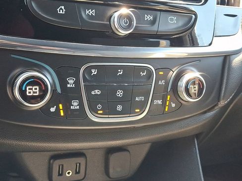 Used 2023 Chevrolet Traverse LT FWD image 19