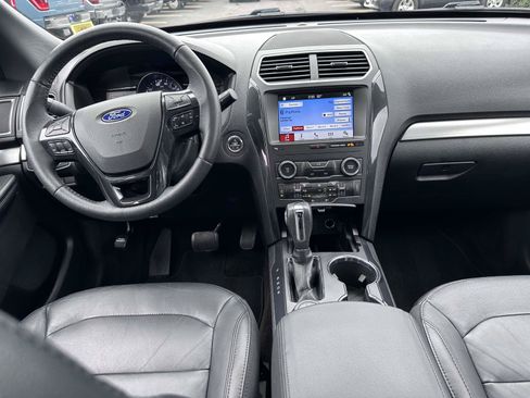 Used 2018 Ford Explorer XLT w/ Equipment Group 202A AWD/4WD image 17