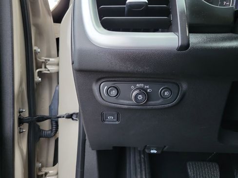 Used 2023 GMC Terrain SLT w/ Elevation Edition image 18