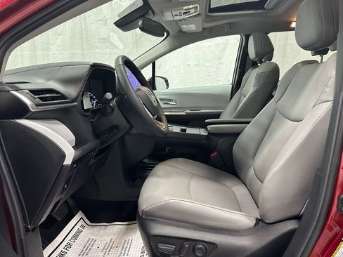 Used 2025 Toyota Sienna XLE image 14