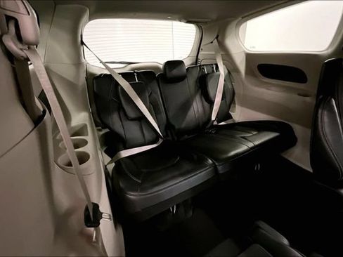Used 2023 Chrysler Pacifica Touring-L FWD image 30