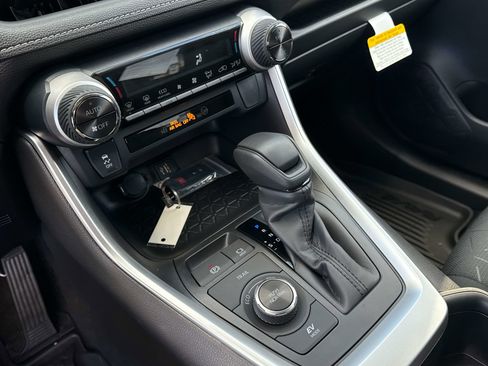 Used 2025 Toyota RAV4 XLE image 21