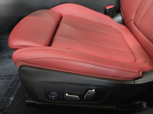 Used 2025 BMW 330i Sedan w/ M Sport Package image 28