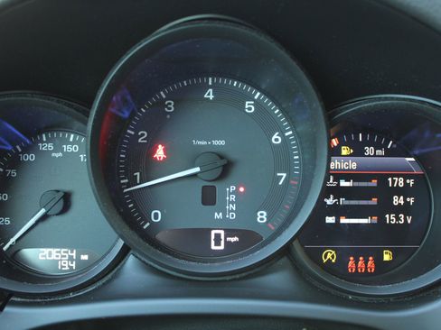 Certified 2022 Porsche Macan image 16