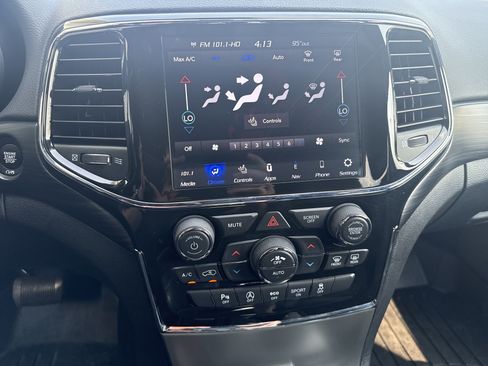 Used 2021 Jeep Grand Cherokee Laredo X AWD/4WD image 22