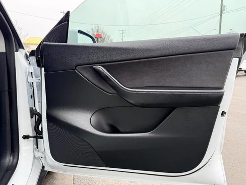 Used 2022 Tesla Model Y Long Range image 36