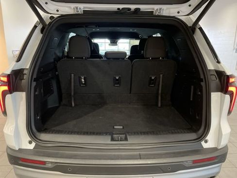 Used 2025 Chevrolet Traverse LT image 15