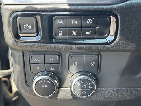 Certified 2025 GMC Yukon XL Denali AWD/4WD image 32
