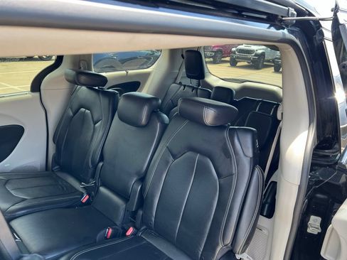 Used 2022 Chrysler Pacifica Touring-L w/ Uconnect Theater Family Group FWD image 8