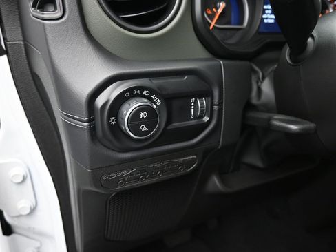 Used 2025 Jeep Gladiator Mojave w/ Convenience Group image 13