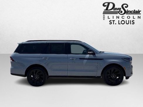 New 2026 Lincoln Navigator Reserve w/ Jet Appearance Package AWD/4WD image 2