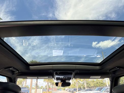 Used 2021 Land Rover Range Rover Long Wheelbase Autobiography image 18