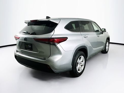 Used 2023 Toyota Highlander LE image 9