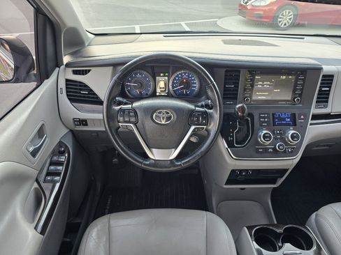 Used 2019 Toyota Sienna XLE FWD image 10
