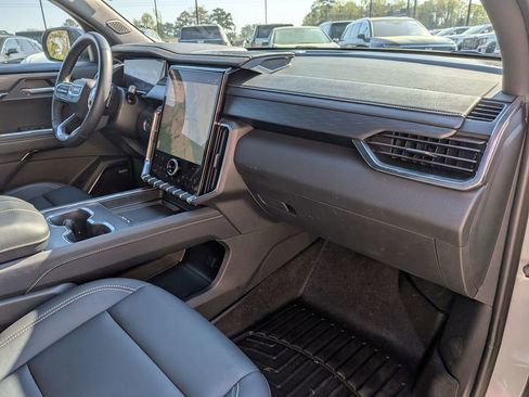 Certified 2025 GMC Acadia Elevation w/ Elevation Premium Package image 31