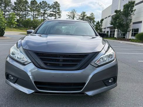 Used 2017 Nissan Altima 2.5 SV image 2