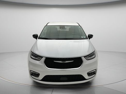 Used 2024 Chrysler Pacifica Touring-L FWD image 2