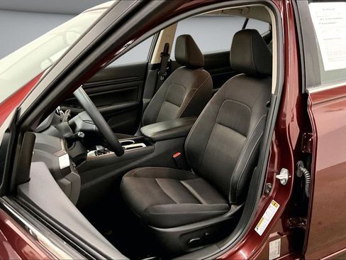 Used 2024 Nissan Altima 2.5 SV FWD image 21