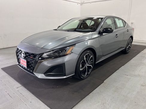 Used 2023 Nissan Altima 2.5 SR FWD image 3