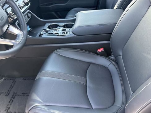 Used 2025 Honda Pilot Touring image 11